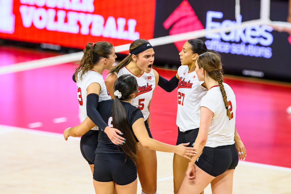 13_VB vs Wisconsin 1021